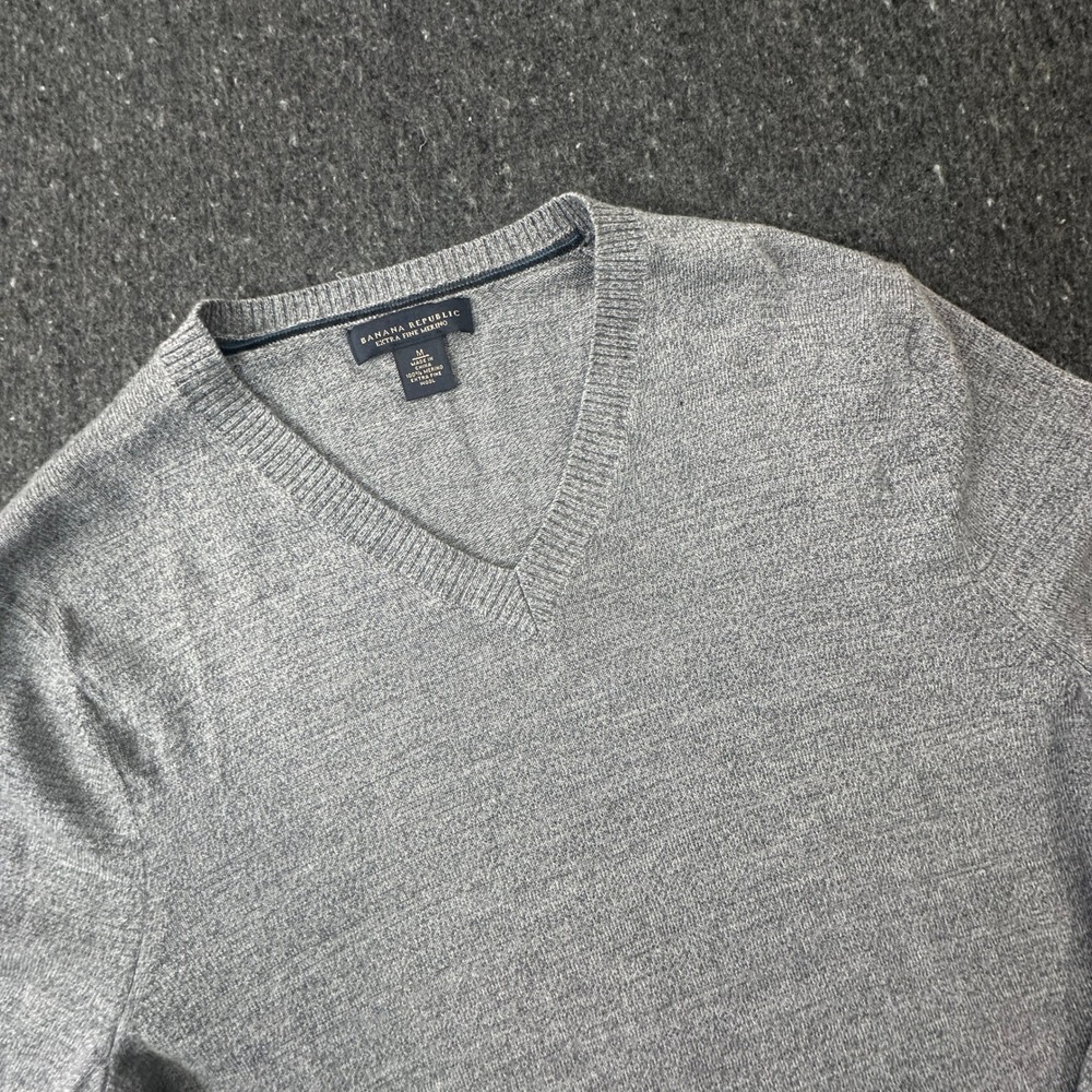 Banana Republic Sweater Mens M Gray V-Neck Extra Fine Merino Wool Pullover